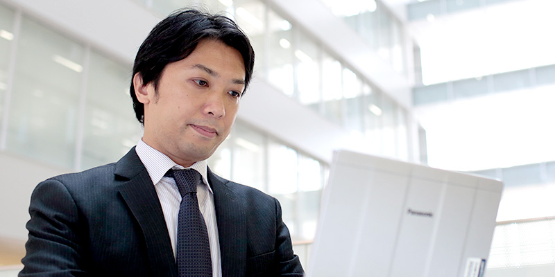商品企画職に就く社員がPCを操作している様子