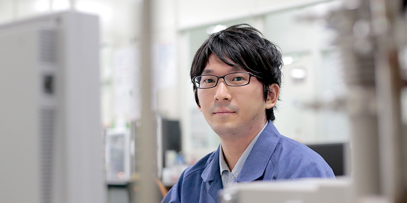 生産管理職に就く社員の業務中の様子