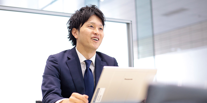 資材購買職に就く社員の業務中の様子