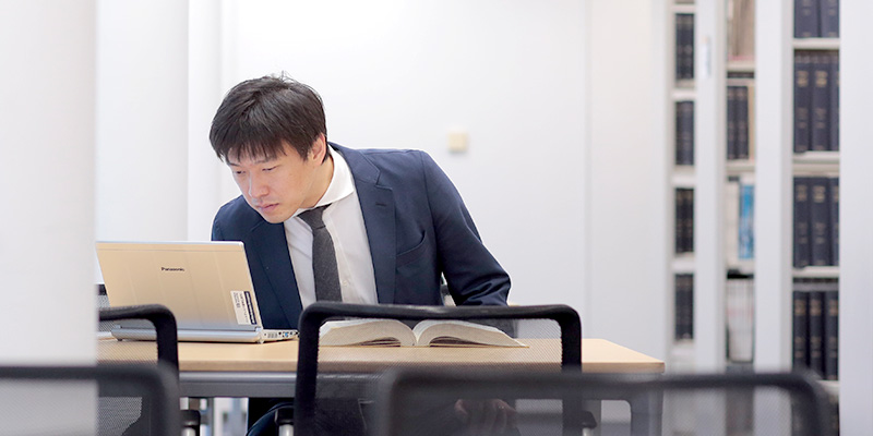 法務職に就く社員の業務中の様子