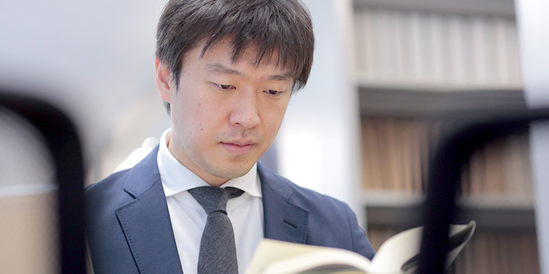 法務職に就く社員が資料を確認している様子