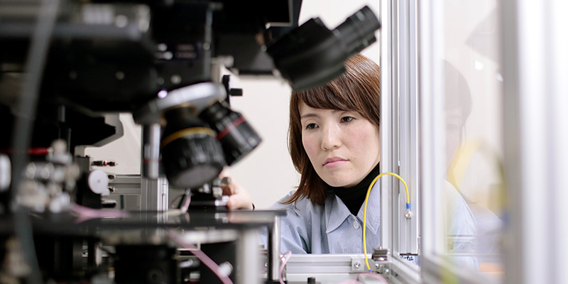 分析・評価技術職に就く社員の業務中の様子