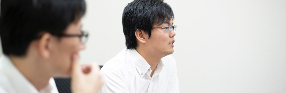 2017年8月入社 技術・事業開発本部所属社員が耳を傾けている様子