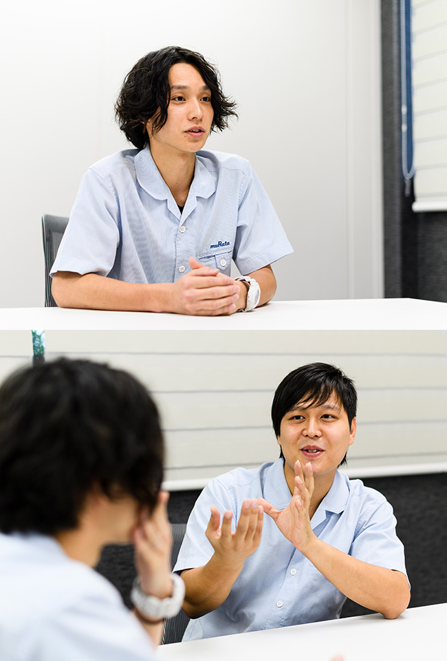業務について語り合っている様子