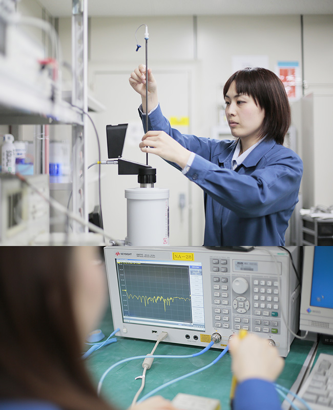 実験中の様子と計器を操作している様子