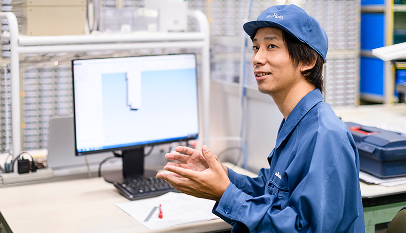 2008年入社 プレス金型の設計、製造技術に関わる社員(取材当時)が話している様子