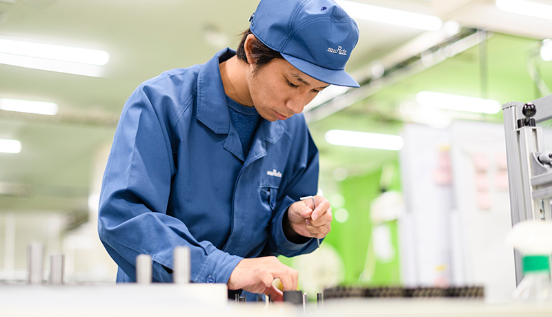 2008年入社 プレス金型の設計、製造技術に関わる社員(取材当時)の業務中の様子
