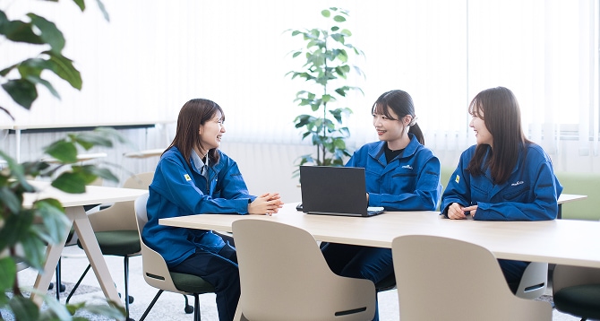 技術アシスタント座談会に参加した社員、Iさん・Nさん・Kさんの写真